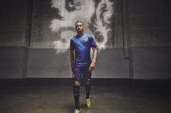 开云下载-那一夜，他让篮球燃烧—恩比德与东决关键战的不朽瞬间