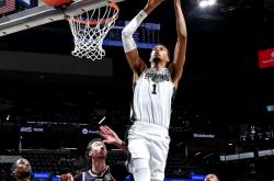 开云体育直播-马刺完胜浙江队，詹姆斯关键制胜