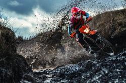 开云体育入口-赛道上的新王，维斯塔潘刷新纪录，梅赛德斯鏖战红牛