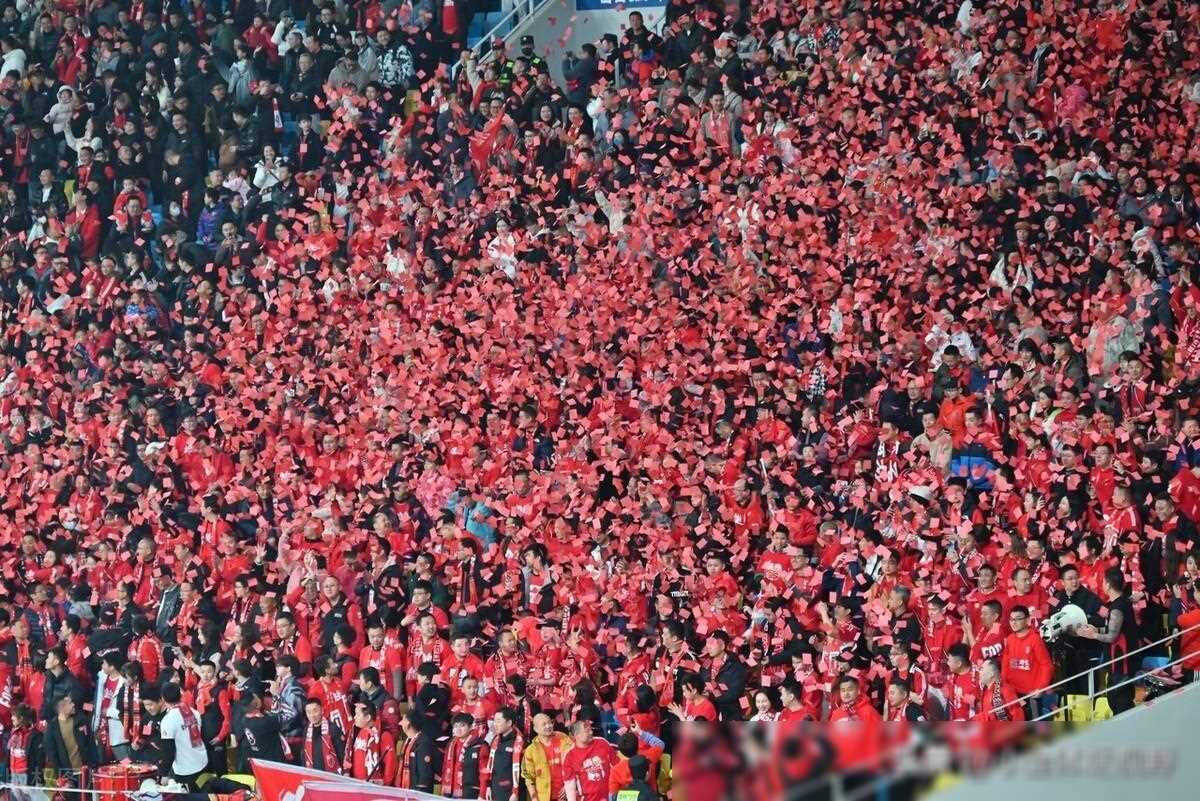 比赛氛围热烈高涨，球迷激情无限的简单介绍