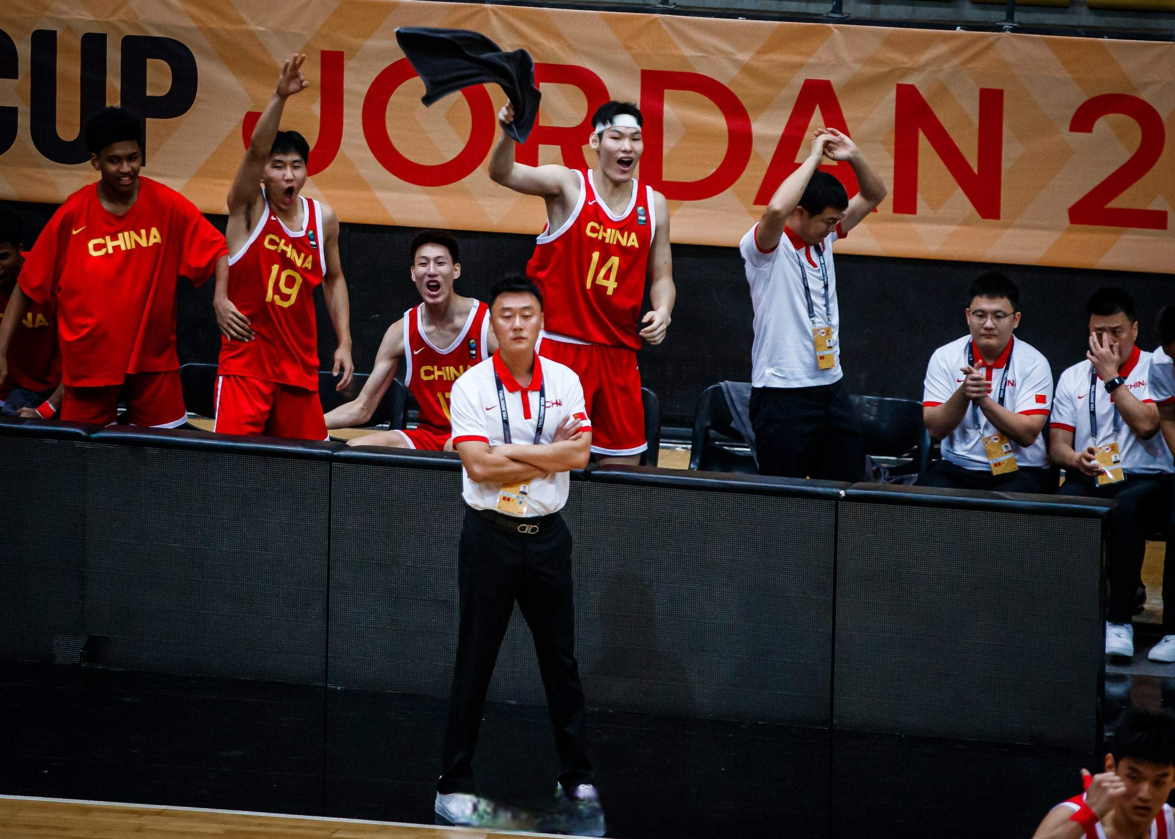 青岛队碾压76人,周琦关键制胜 青岛队碾压76人,周琦关键制胜