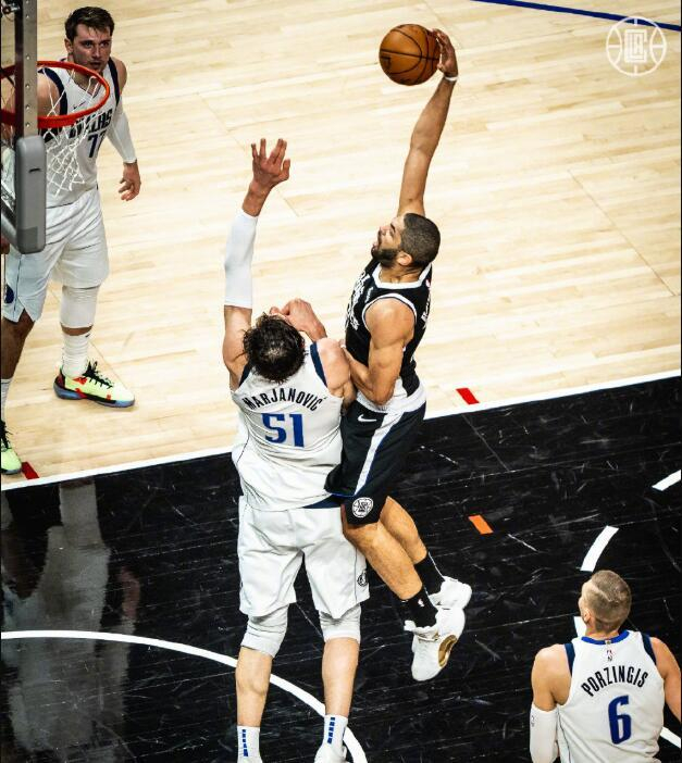 黄蜂前锋季后赛状态逐渐回暖 黄蜂前锋季后赛状态逐渐回暖