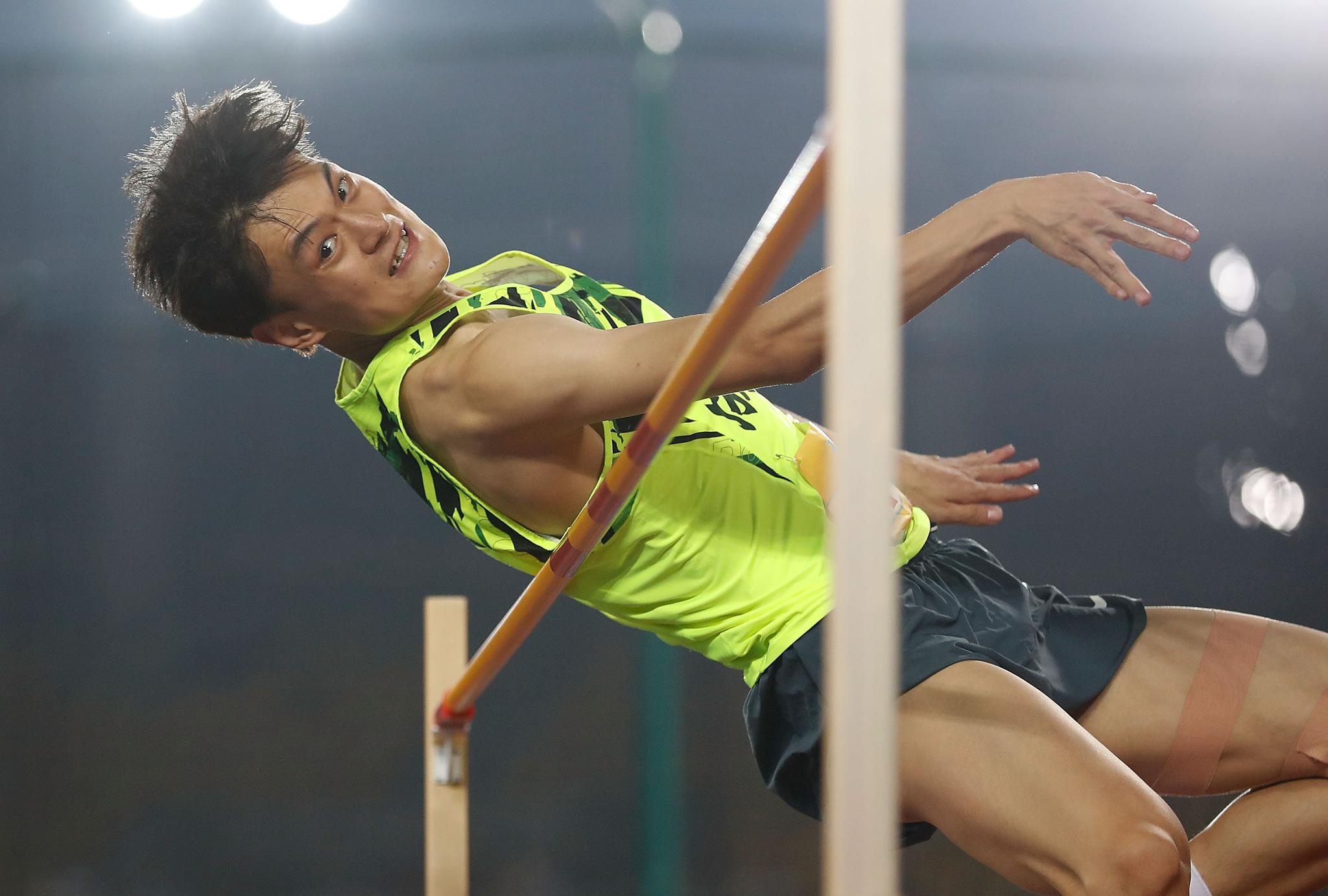 包含时刻领先：男子跳高比赛惊艳登场的词条