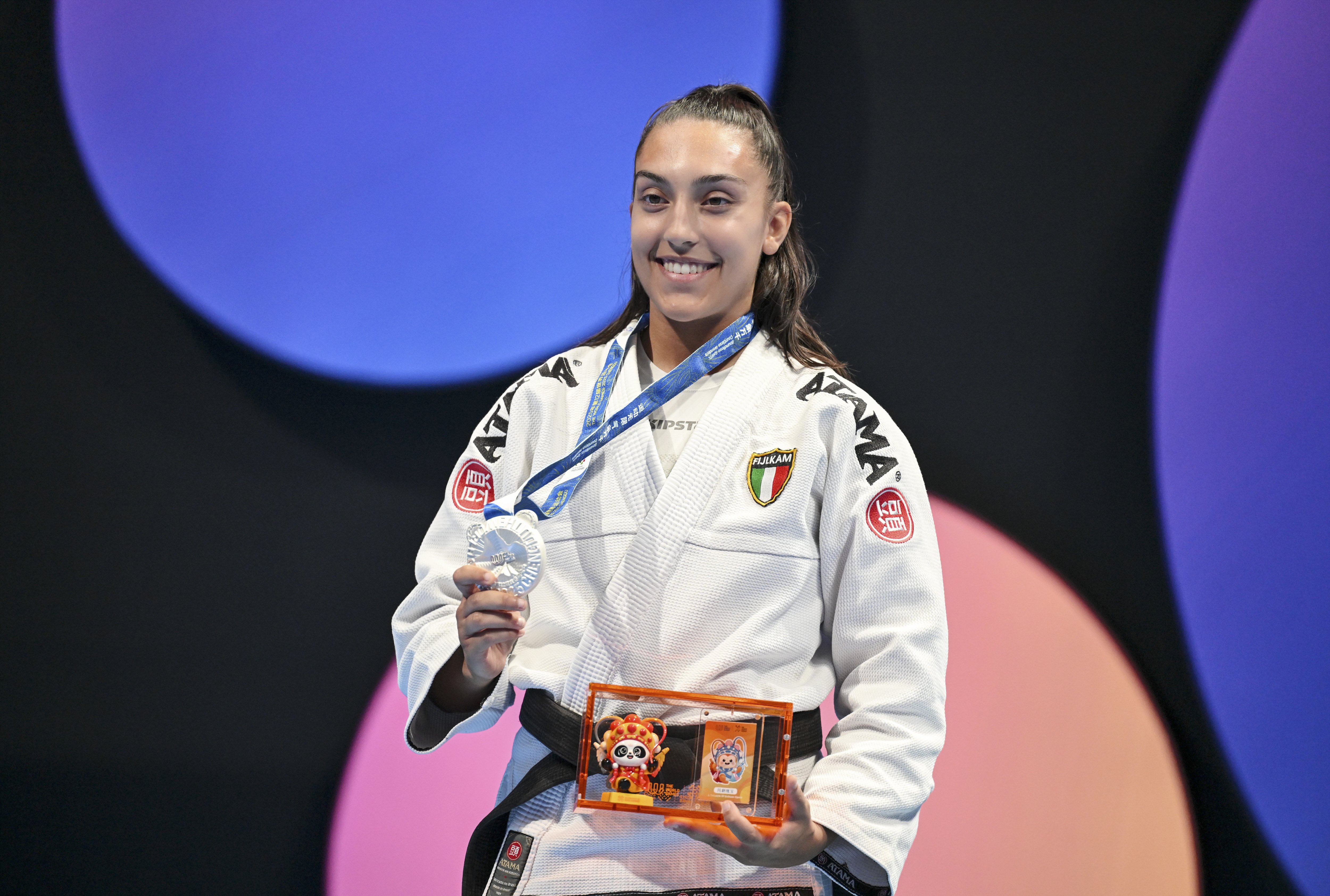 泰国运动员勇夺冠军，成为焦点人物