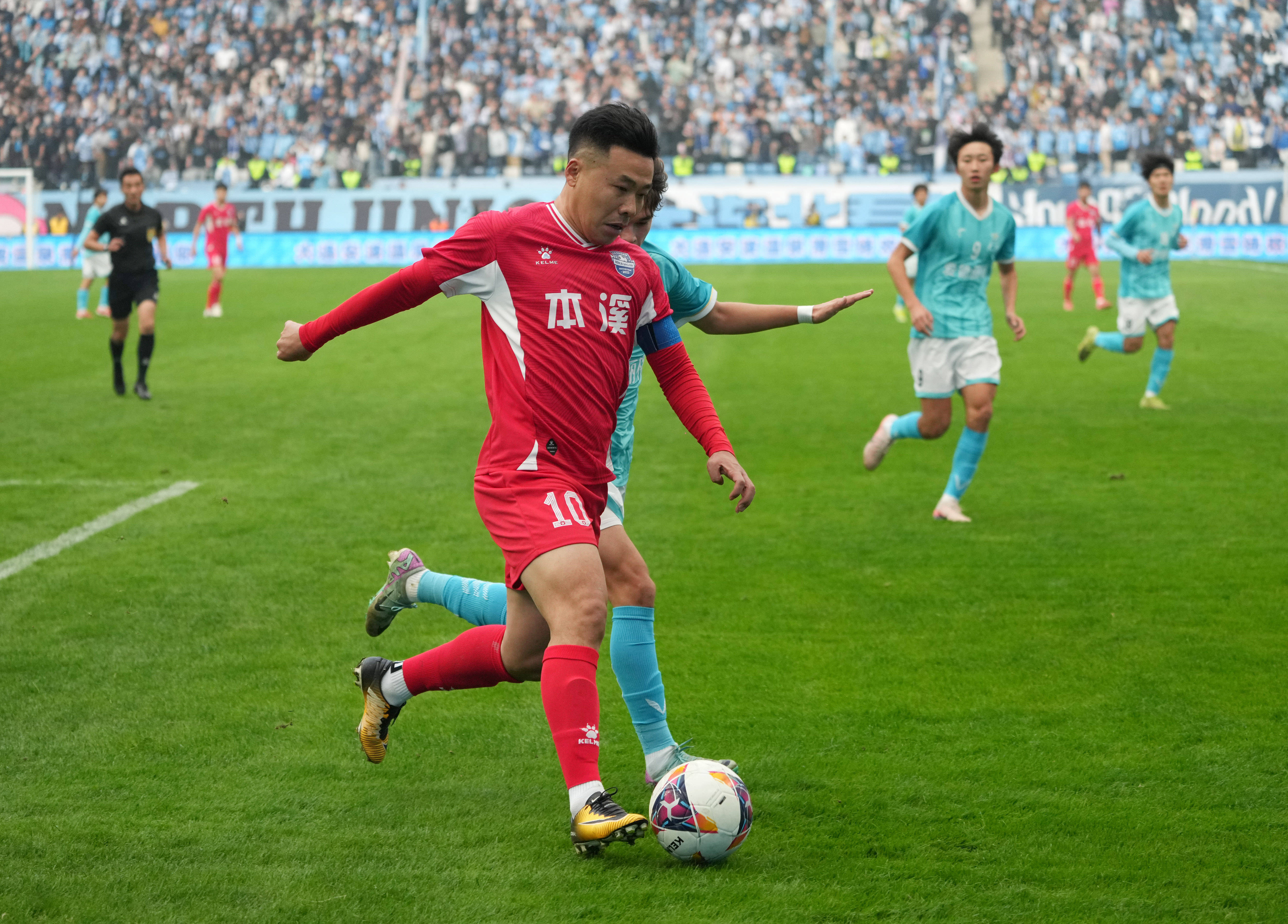 足球比赛中球员表现出色获赞