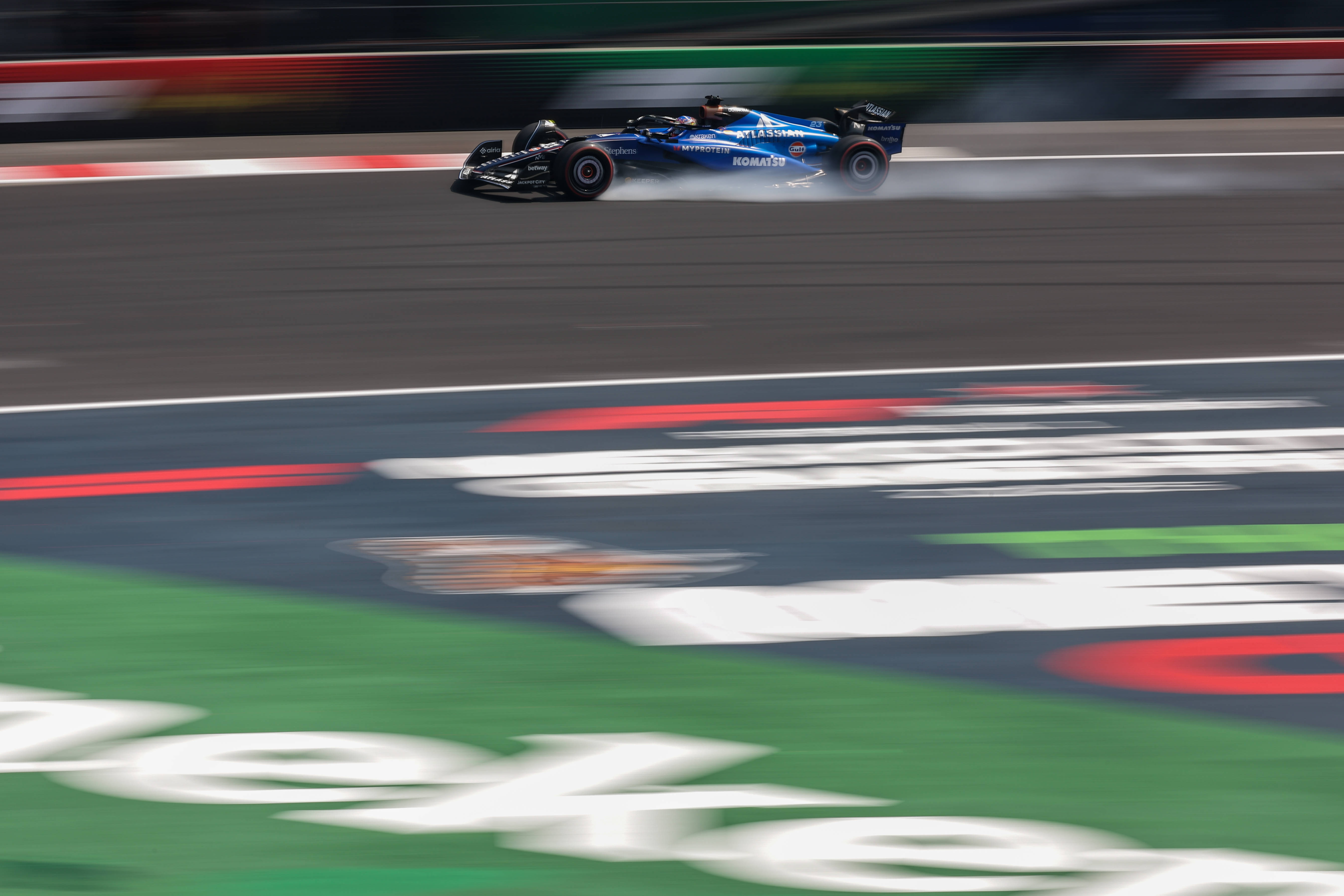 关于红牛车队碾压哈斯车队,汉密尔顿带队取胜的信息 关于红牛车队碾压哈斯车队,汉密尔顿带队取胜的信息