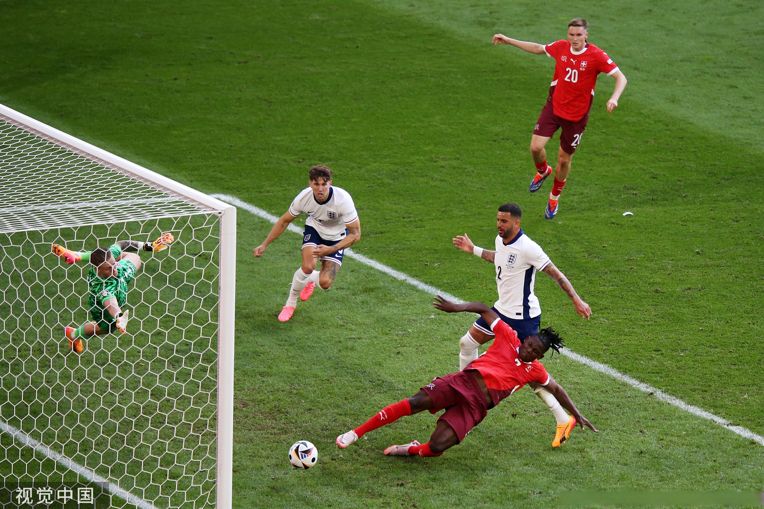 英格兰队翻盘瑞典队，马龙带队取胜