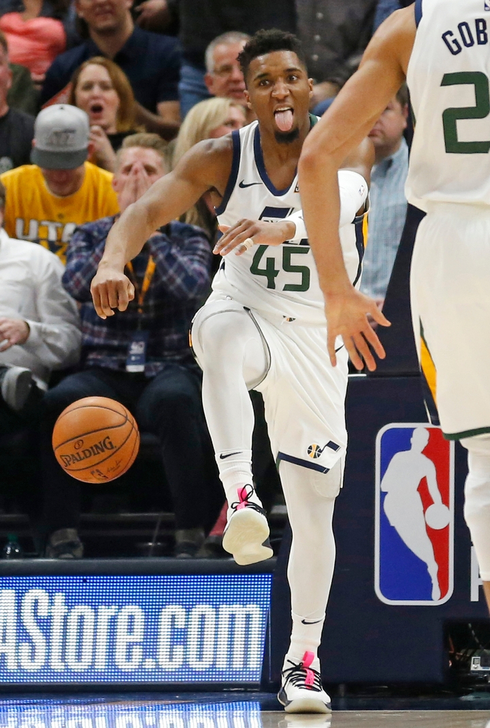 美国男篮血洗湖人，萨姆·米切尔送出助攻的简单介绍